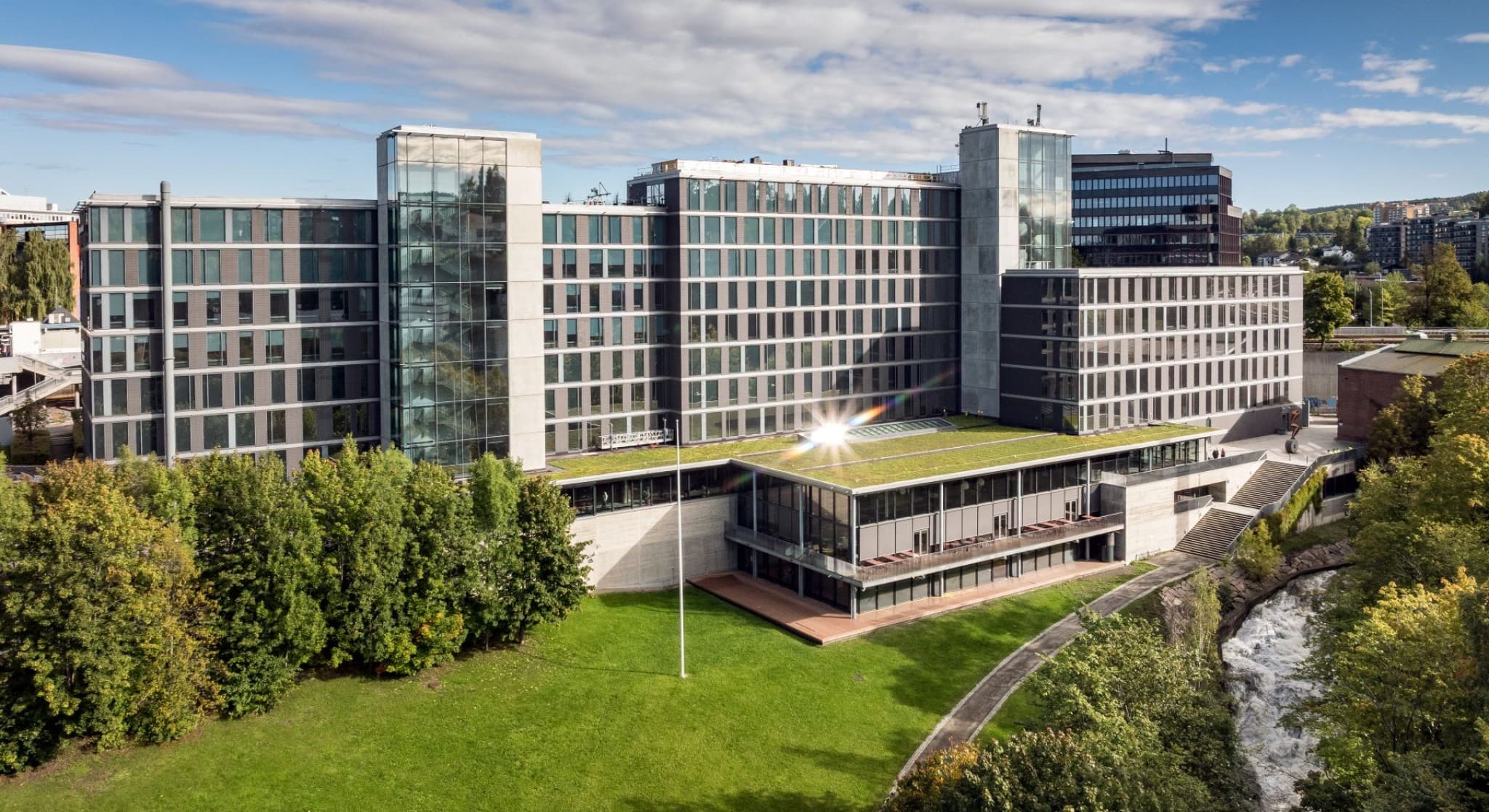 Brynsengfaret 6 i Oslo — kontorbygg med grønt tak ved Alnaelva