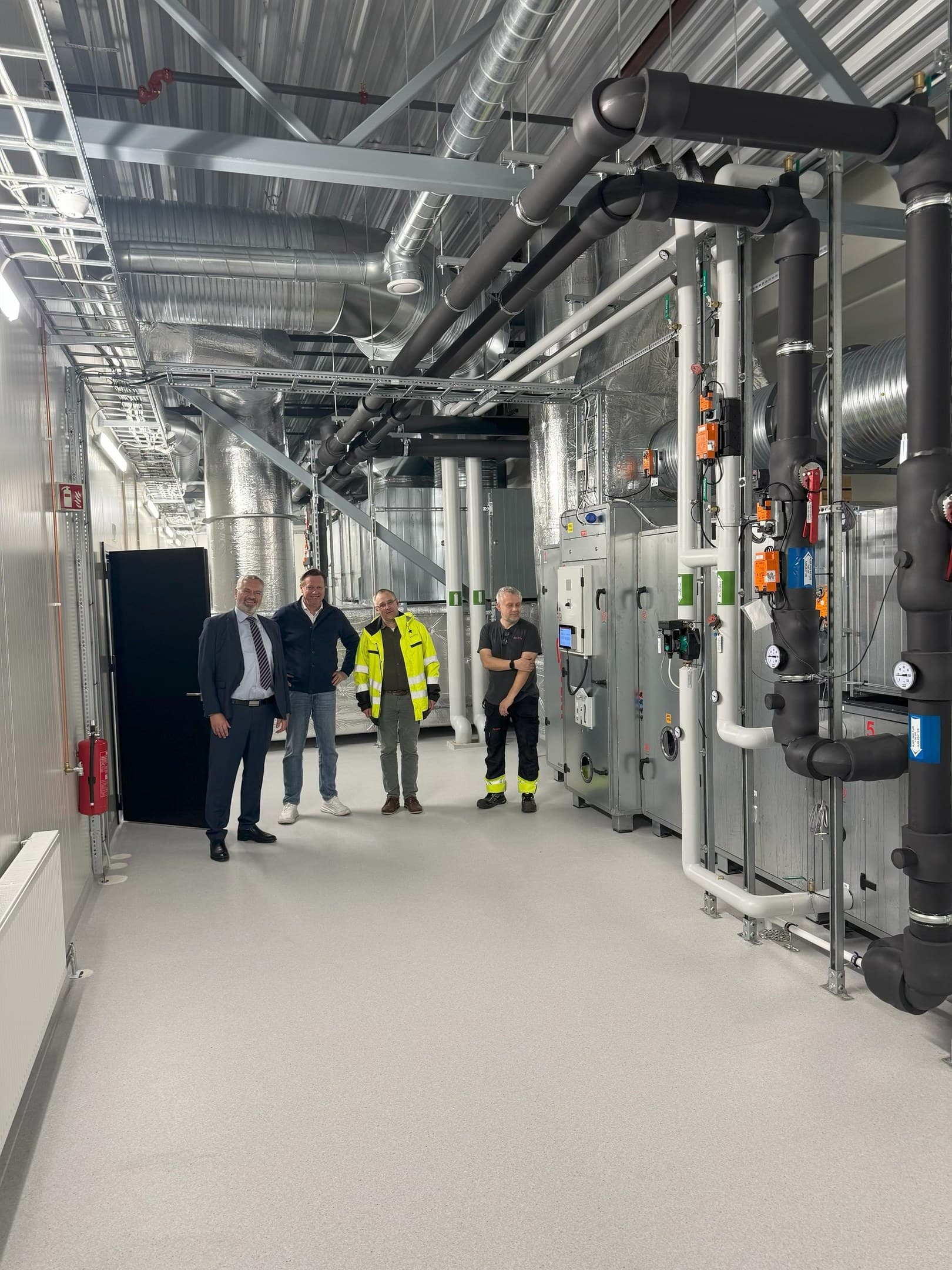 Teknisk rom med ventilasjonsaggregater og rørføringer, befart av Ability og kunde