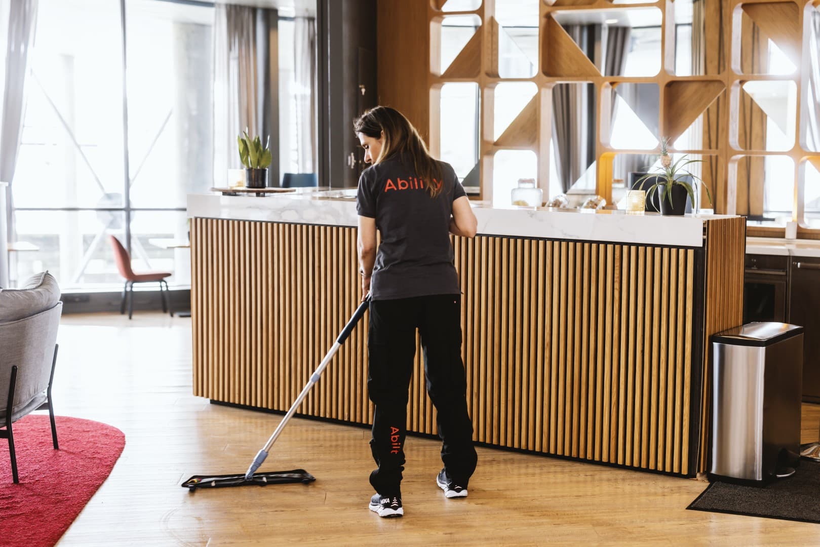 Renholder fra Ability mopper gulvet i hotellobbyen