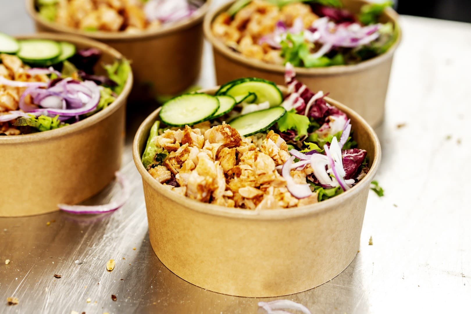 Stablede lunsjbokser med fersk salat, klare til levering